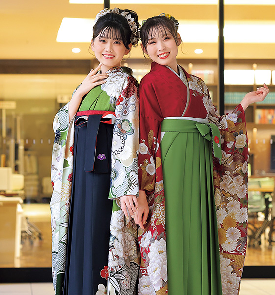 卒業袴は振袖と合わせて華やかに